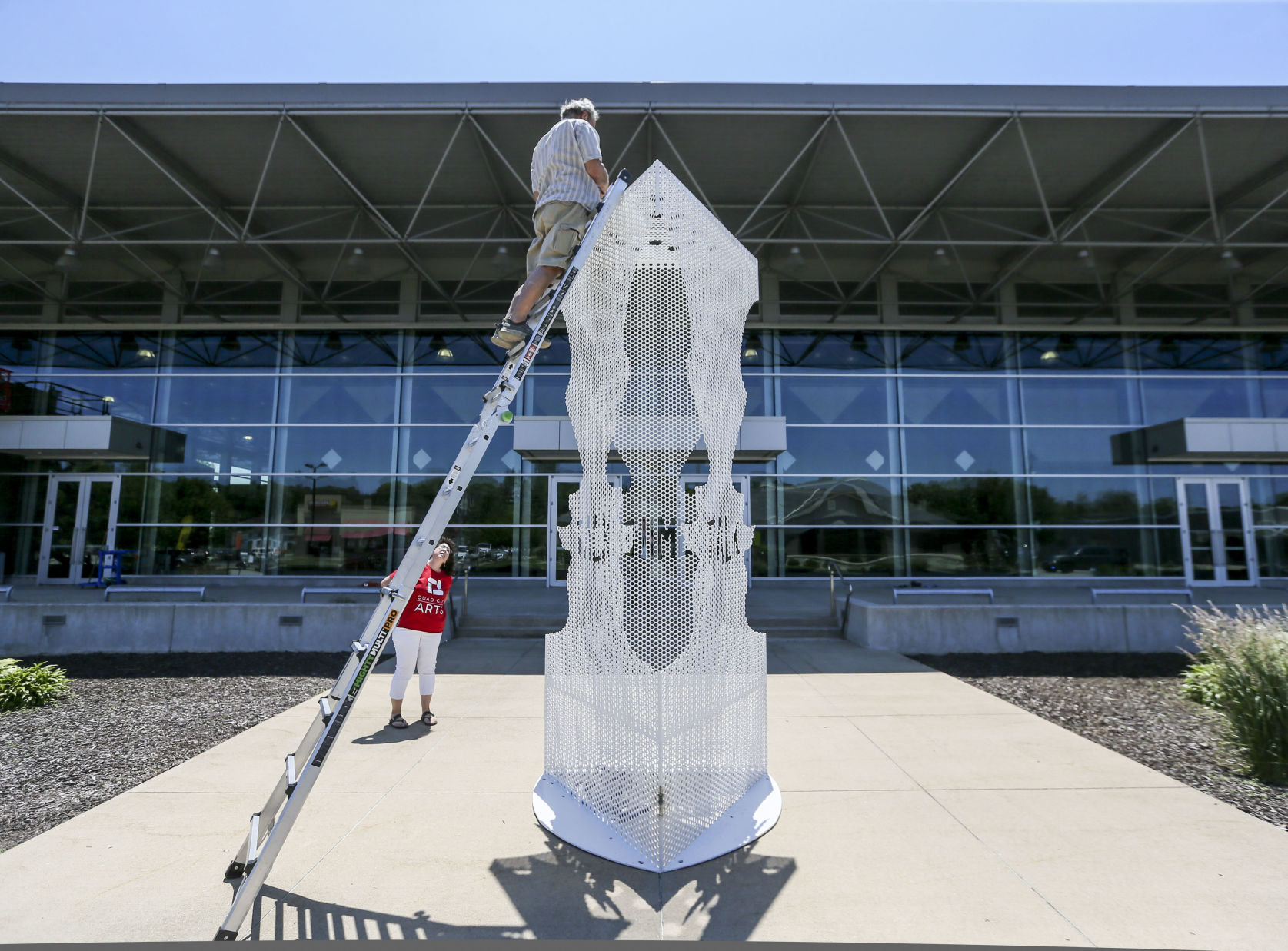 061220-qc-nws-sculpture-03.JPG